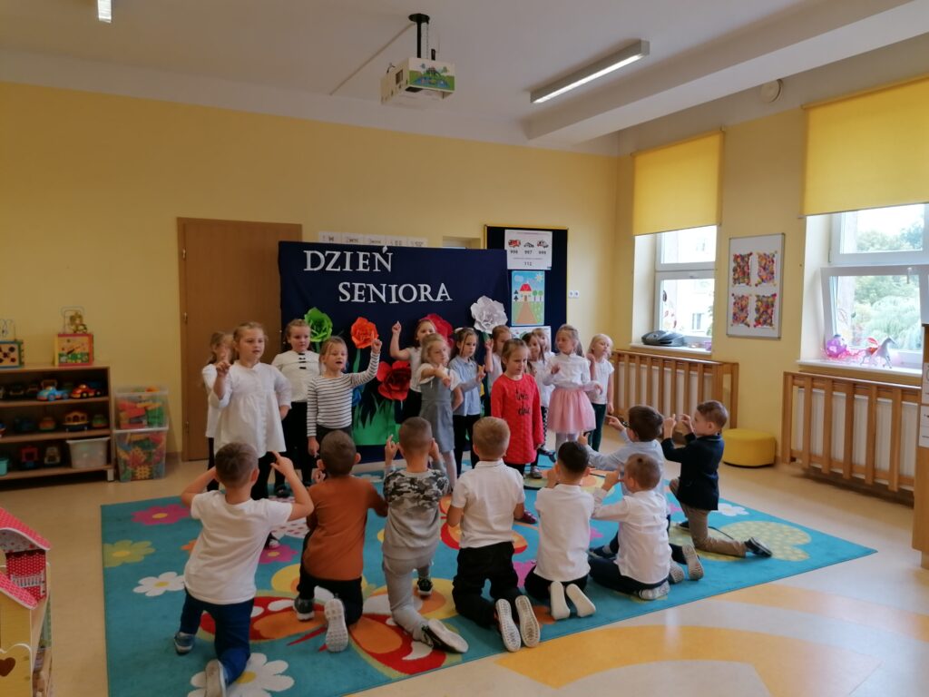 Układ taneczny w wykonaniu dziewczynek z grupy "Sówki" do piosenki "Mówię Ci". 