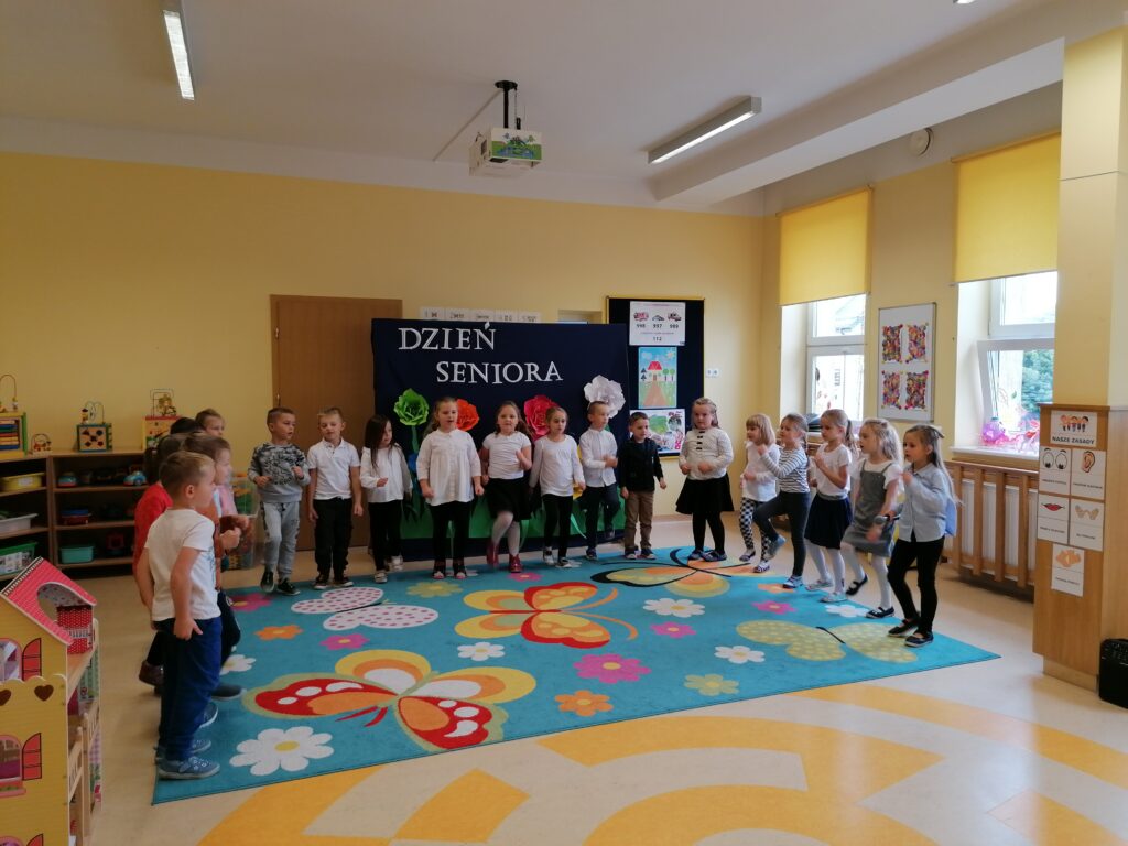 Układ taneczny w wykonaniu  grupy "Sówki" do piosenki "Podróże małe i duże". 