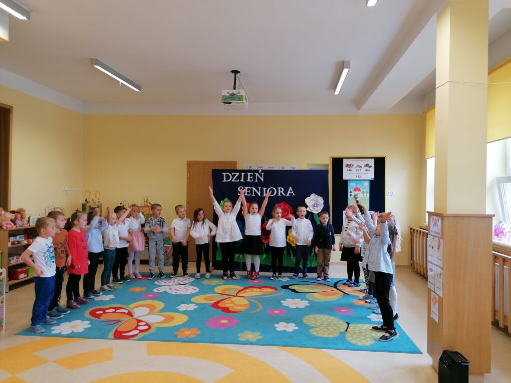 Układ taneczny w wykonaniu grupy "Sówki" do piosenki