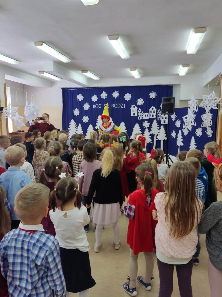 Zabawa taneczna z Mikołajem i elfami w grupach dzieci 5 i 6 letnich