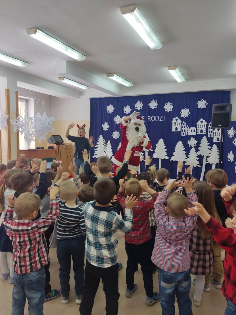 Zabawa taneczna z Mikołajem i elfami w grupach dzieci 3 i 4 letnich