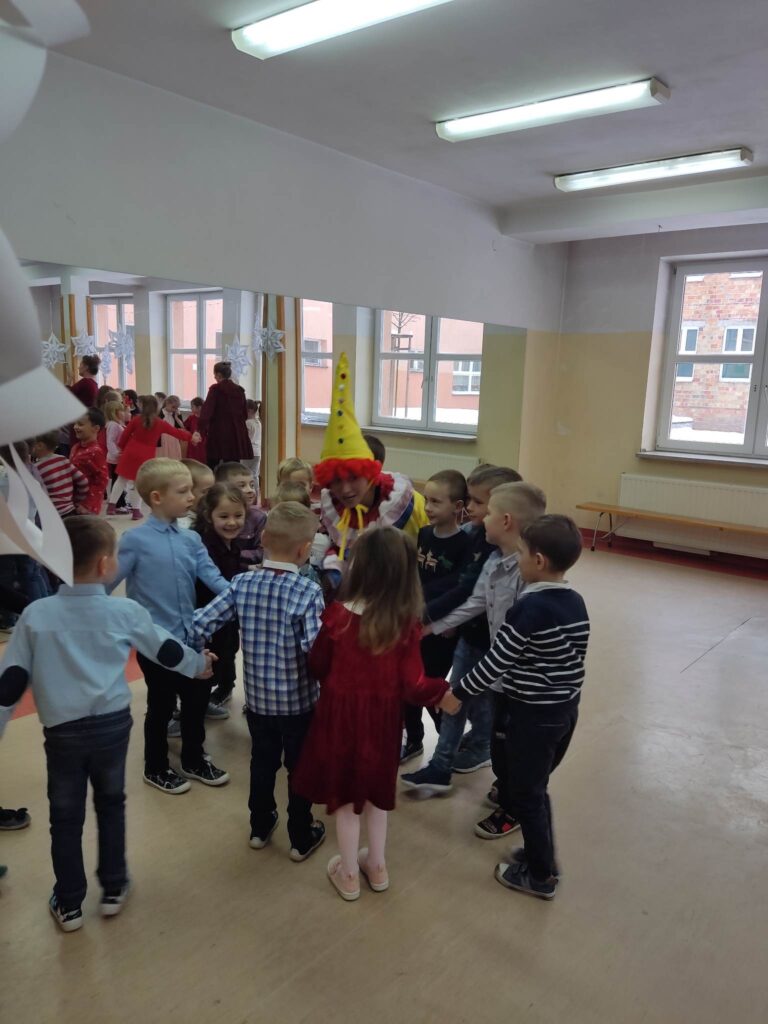 Zabawa taneczna z Mikołajem i elfami w grupach dzieci 3 i 4 letnich