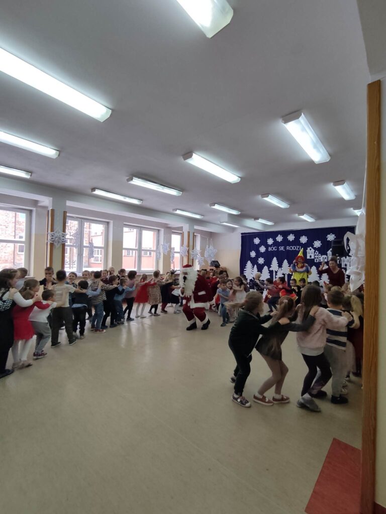 Zabawa taneczna z Mikołajem i elfami w grupach dzieci 5 i 6 letnich - jedzie pociąg