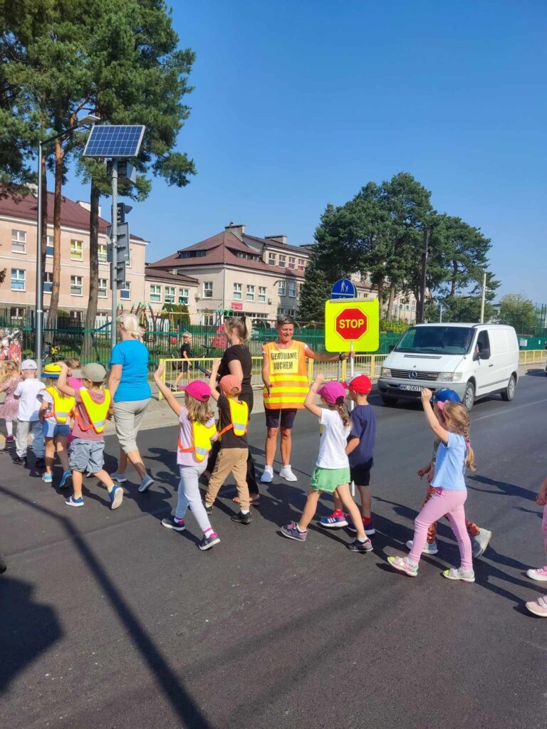 Zdjęcie: BEZPIECZNE SKRZYŻOWANIE – GR. MOTYLKI I GR. STOKROTKI