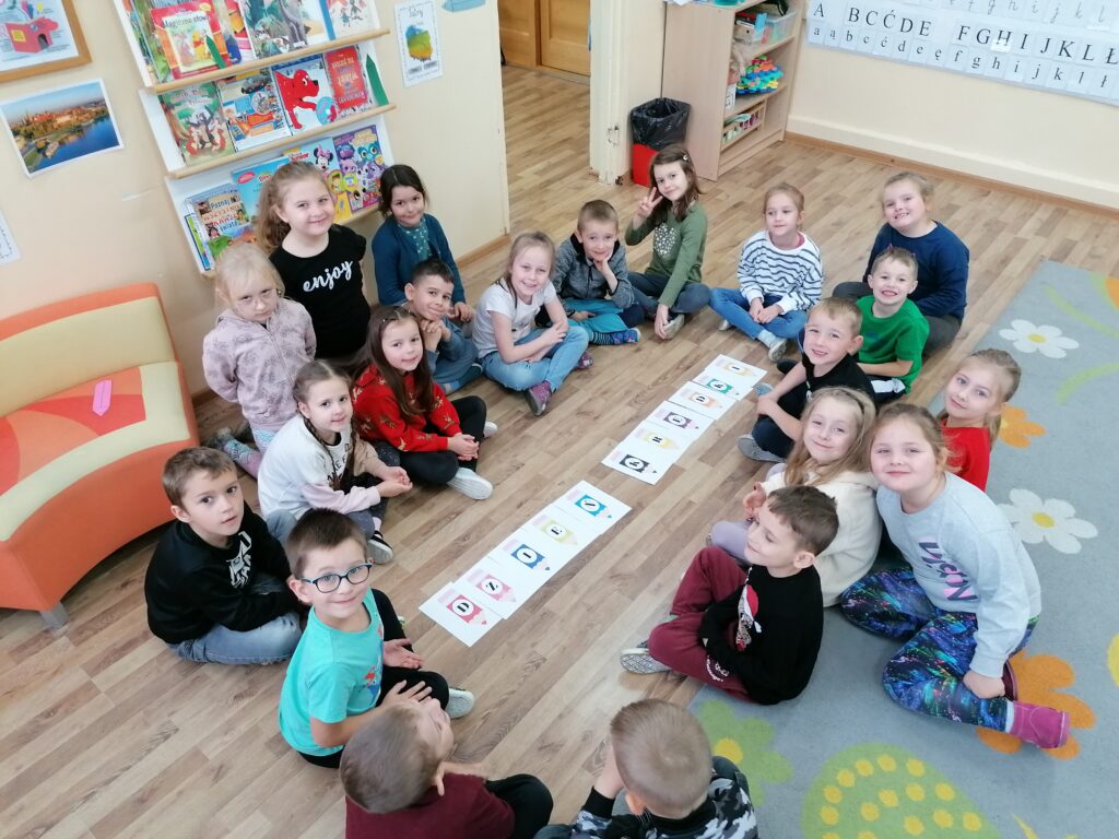 Przedszkolaki z grupy "Sówki" wspólnie ułożyły napis "Dzień Kredki" 