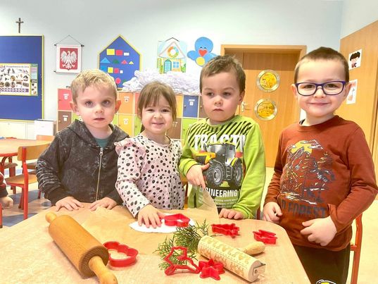  Dzieci wykrawają ozdoby choinkowe za pomocą świątecznych form