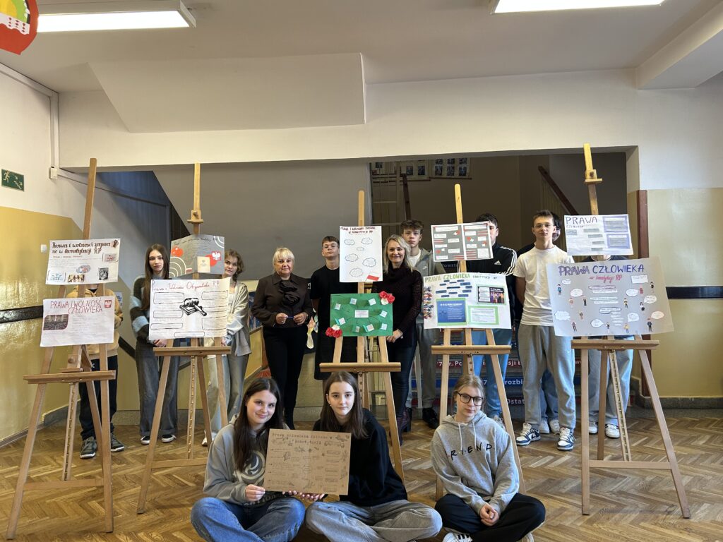 Zdjęcie: Wystawa plakatów – prawa człowieka zawarte w Konstytucji RP.