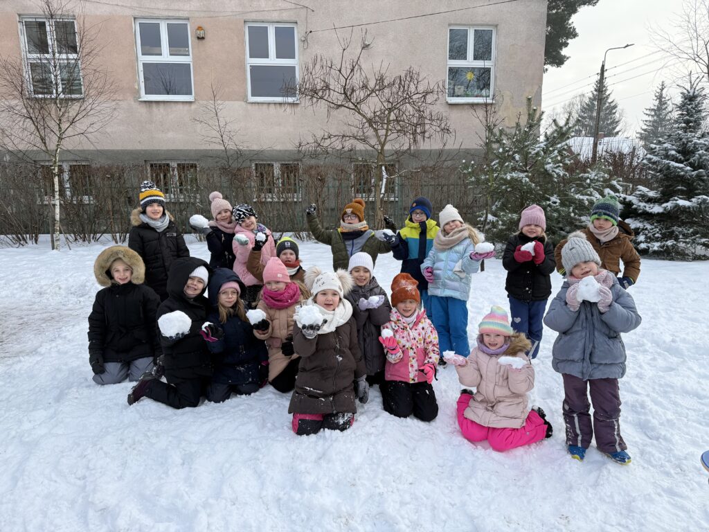 Zdjęcie: ZIMOWE ZABAWY NA ŚNIEGU – GR. MOTYLKI