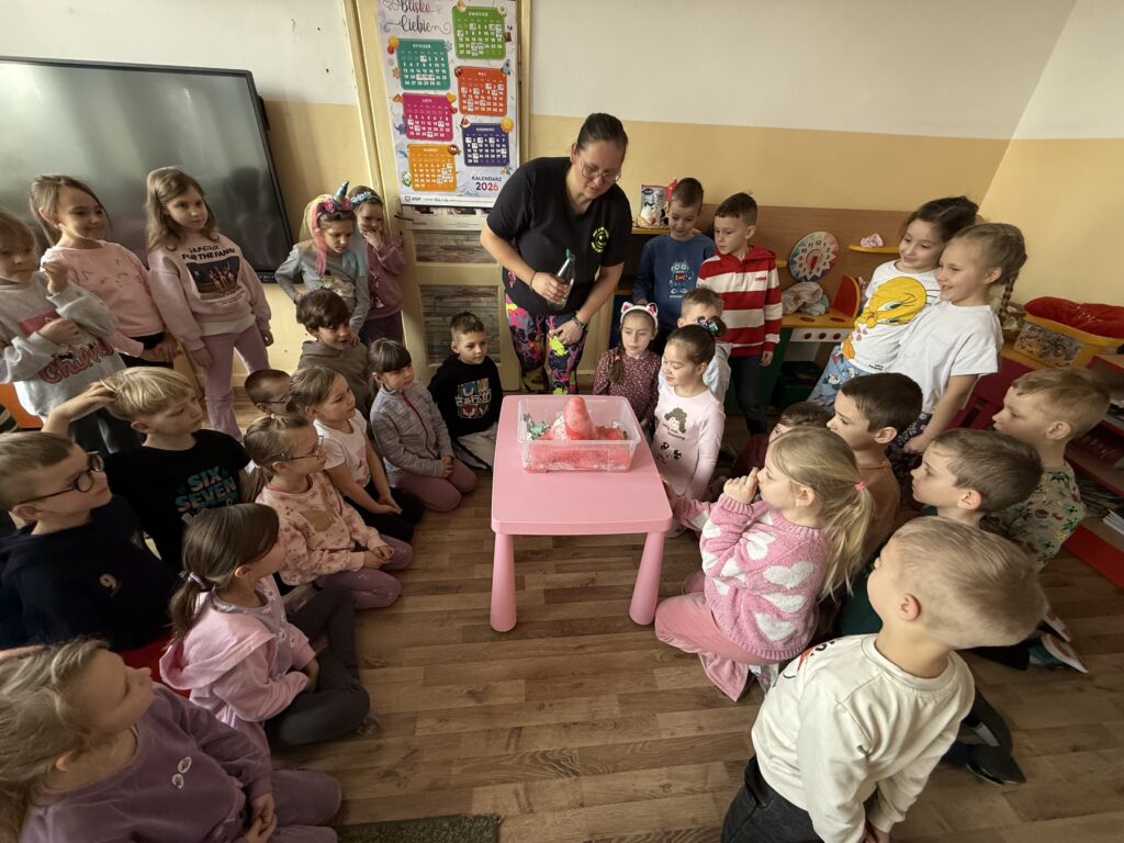 Zdjęcie: EKSPERYMENT – GR. STOKROTKI I GR. MOTYLKI