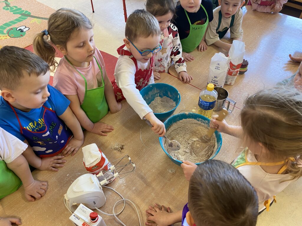 Zdjęcie: MALI CUKIERNICY – GR. JEŻYKI