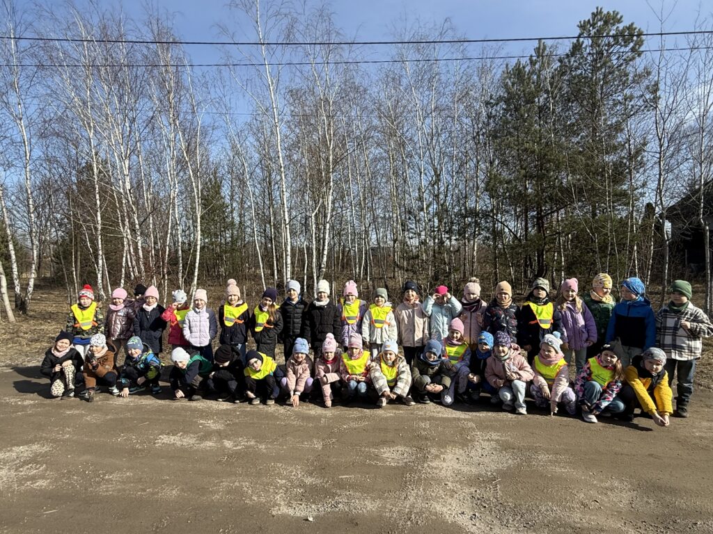 Zdjęcie: SZUKAMY OZNAK WIOSNY – GR. MOTYLKI I GR. STOKROTKI